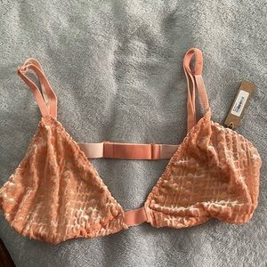 SKIMS VELVET TRIANGLE BRALETTE - PEACH 🍑 XL $30
Never used Perfect Condition ✨